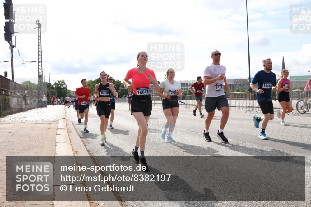 29.06.2025 - hella hamburg halbmarathon Lena Gebhardt http://msf.ph/oto/8382197 29.06.2025 10:15:36 Lombardsbrücke 4494, 16938, 16041, 144, 1252, 3417, 14413, 1440, 1524, 2110, 2281, 2720, 2989, 3167, 3417, 3513, 3650, 4007, 4466, 4492, 4494, 5069, 5271, 5739, 5986, 6317, 6376, 6576, 7452, 7809, 7810, 7941, 7942, 8237, 8256, 9192, 9307, 9423, 9657, 9847, 9997, 10108, 10608, 10775, 10858, 12457, 12469, 12521, 13179, 13197, 13453, 13500, 13818, 13951, 14413, 14423, 14550, 14552, 15150, 15307, 15740 meine-sportfotos.de