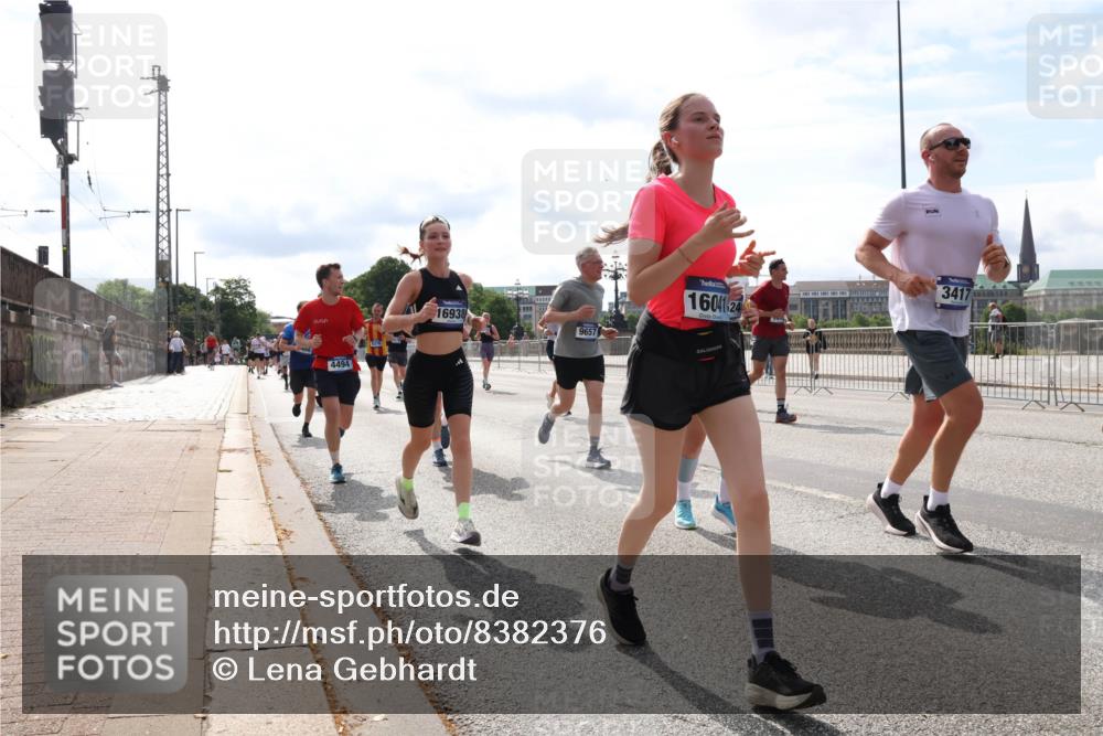 29.06.2025 - hella hamburg halbmarathon Lena Gebhardt http://msf.ph/oto/8382376 29.06.2025 10:15:36 Lombardsbrücke 4494, 16938, 9657, 1604124, 3417, 1440, 1524, 2110, 2281, 2720, 2989, 3167, 3417, 3513, 3650, 4007, 4466, 4492, 4494, 5069, 5271, 5739, 5986, 6317, 6376, 6576, 7452, 7809, 7810, 7941, 7942, 8237, 8256, 9192, 9307, 9423, 9657, 9847, 9997, 10108, 10608, 10775, 10858, 12457, 12469, 12521, 13179, 13197, 13453, 13500, 13818, 13951, 14413, 14423, 14550, 14552, 15150, 15307, 15740 meine-sportfotos.de