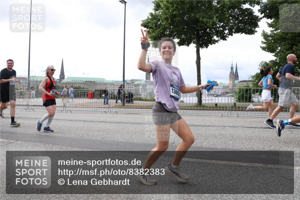 29.06.2025 - hella hamburg halbmarathon Lena Gebhardt http://msf.ph/oto/8382383 29.06.2025 10:40:21 Lombardsbrücke 6097, 13651, 1018, 1037, 1058, 1076, 1291, 1586, 1691, 1899, 2019, 2109, 2254, 2515, 2572, 2762, 2763, 2866, 2888, 3237, 3293, 3295, 3515, 3607, 3808, 3810, 3882, 3883, 3884, 4173, 4271, 4411, 4471, 4756, 4906, 5059, 5113, 5229, 5263, 5351, 5352, 5654, 5702, 5877, 5901, 5975, 6076, 6097, 6229, 6278, 6280, 6363, 6463, 6548, 6673, 6698, 6750, 6866, 6876, 6890, 6920, 7045, 7108, 7174, 7455, 7456, 7675, 7850, 7956, 8307, 8378, 8391 meine-sportfotos.de