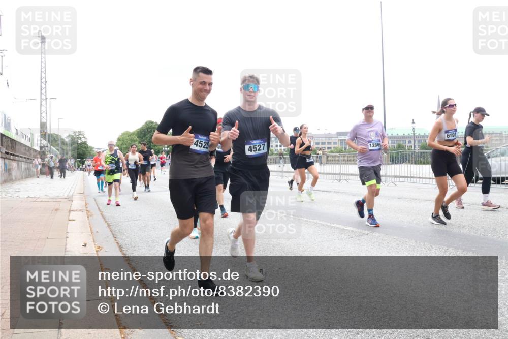 29.06.2025 - hella hamburg halbmarathon Lena Gebhardt http://msf.ph/oto/8382390 29.06.2025 10:49:35 Lombardsbrücke 2301, 4525, 4527, 260, 12669, 6191, 1040, 1041, 1525, 1625, 1805, 1888, 2067, 2212, 2395, 2466, 2527, 2541, 2668, 2713, 2862, 2927, 2997, 3070, 3183, 3232, 3383, 3943, 4403, 4525, 4527, 4589, 4769, 4809, 5076, 5106, 5118, 5463, 5552, 5694, 6191, 6694, 6979, 6989, 7301, 7305, 7339, 7366, 7650, 7679, 7931, 7936, 8065, 8549, 9162, 9245, 9261, 10033, 10038, 10130, 10333, 10403, 10479, 10704, 10782, 10785, 11031, 11192, 11558, 11631, 12124, 12388, 13764, 14545, 14692 meine-sportfotos.de