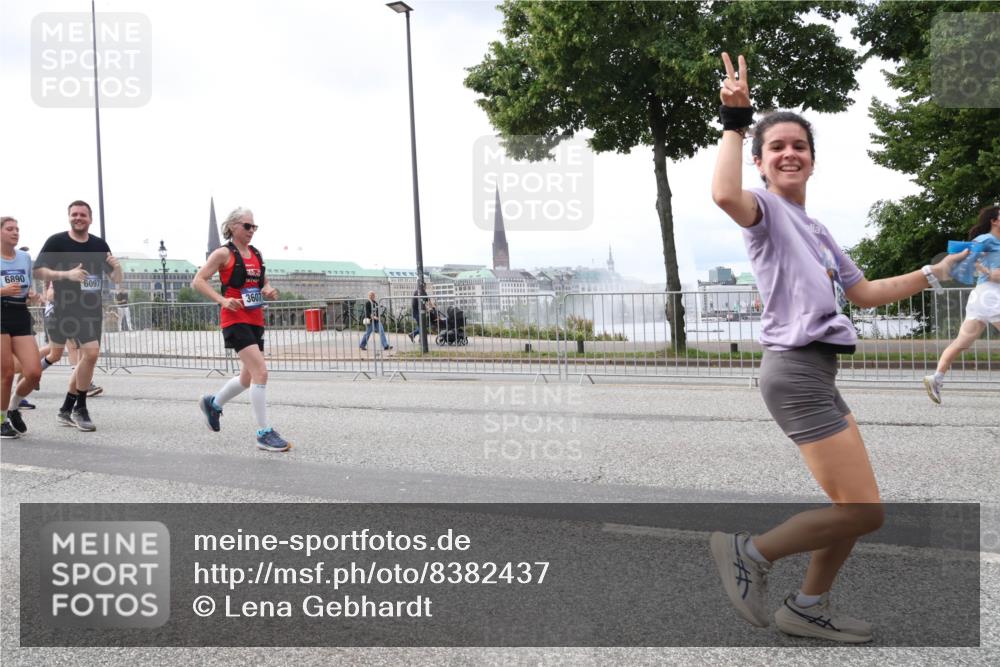 29.06.2025 - hella hamburg halbmarathon Lena Gebhardt http://msf.ph/oto/8382437 29.06.2025 10:40:21 Lombardsbrücke 6890, 6097, 3607, 1018, 1037, 1058, 1076, 1291, 1586, 1691, 1899, 2019, 2109, 2254, 2515, 2572, 2762, 2763, 2866, 2888, 3237, 3293, 3295, 3515, 3607, 3808, 3810, 3882, 3883, 3884, 4173, 4271, 4411, 4471, 4756, 4906, 5059, 5113, 5229, 5263, 5351, 5352, 5654, 5702, 5877, 5901, 5975, 6076, 6097, 6229, 6278, 6280, 6363, 6463, 6548, 6673, 6698, 6750, 6866, 6876, 6890, 6920, 7045, 7108, 7174, 7455, 7456, 7675, 7850, 7956, 8307, 8378, 8391 meine-sportfotos.de