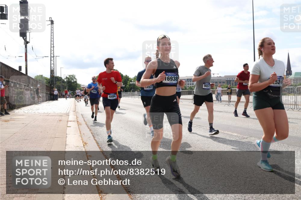 29.06.2025 - hella hamburg halbmarathon Lena Gebhardt http://msf.ph/oto/8382519 29.06.2025 10:15:37 Lombardsbrücke 15307, 9657, 524, 4466, 4494, 4492, 16938, 1440, 1524, 2110, 2281, 2720, 2989, 3167, 3417, 3513, 3650, 4007, 4466, 4492, 4494, 5069, 5271, 5739, 5986, 6317, 6376, 6576, 7452, 7809, 7810, 7941, 7942, 8256, 8746, 9192, 9307, 9423, 9657, 9675, 9847, 9997, 10108, 10608, 10775, 10858, 11774, 11783, 12457, 12469, 12521, 13179, 13197, 13453, 13500, 13818, 13951, 14413, 14423, 14550, 14552, 15150, 15307, 15740 meine-sportfotos.de