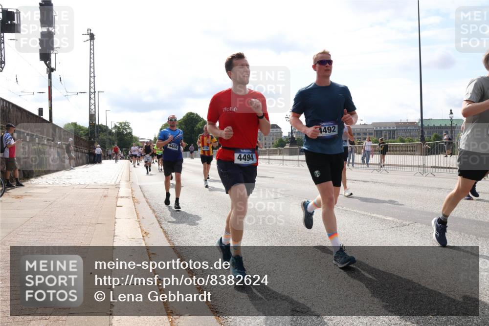 29.06.2025 - hella hamburg halbmarathon Lena Gebhardt http://msf.ph/oto/8382624 29.06.2025 10:15:38 Lombardsbrücke 4466, 6376, 4494, 4492, 1440, 1524, 2110, 2720, 2989, 3167, 3417, 3650, 4007, 4466, 4492, 4494, 5069, 5271, 5739, 5986, 6317, 6376, 6576, 7452, 7809, 7810, 7941, 7942, 8256, 8746, 8885, 9192, 9307, 9423, 9657, 9675, 9847, 9997, 10108, 10608, 10775, 10858, 11774, 11783, 12427, 12457, 12469, 12521, 13179, 13197, 13453, 13500, 13818, 13951, 14413, 14423, 14550, 14552, 15150, 15307, 15740 meine-sportfotos.de
