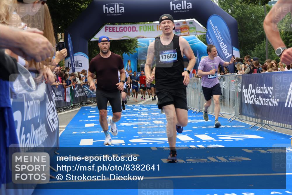 29.06.2025 - hella hamburg halbmarathon Strokosch-Dieckow http://msf.ph/oto/8382641 29.06.2025 10:46:48 Ziel 3976, 4091, 6630, 11858, 13940, 14385, 14541, 15900, 16175, 17172, 17353, 17492, 17669, 17743, 17865, 17892, 19105, 19128 meine-sportfotos.de