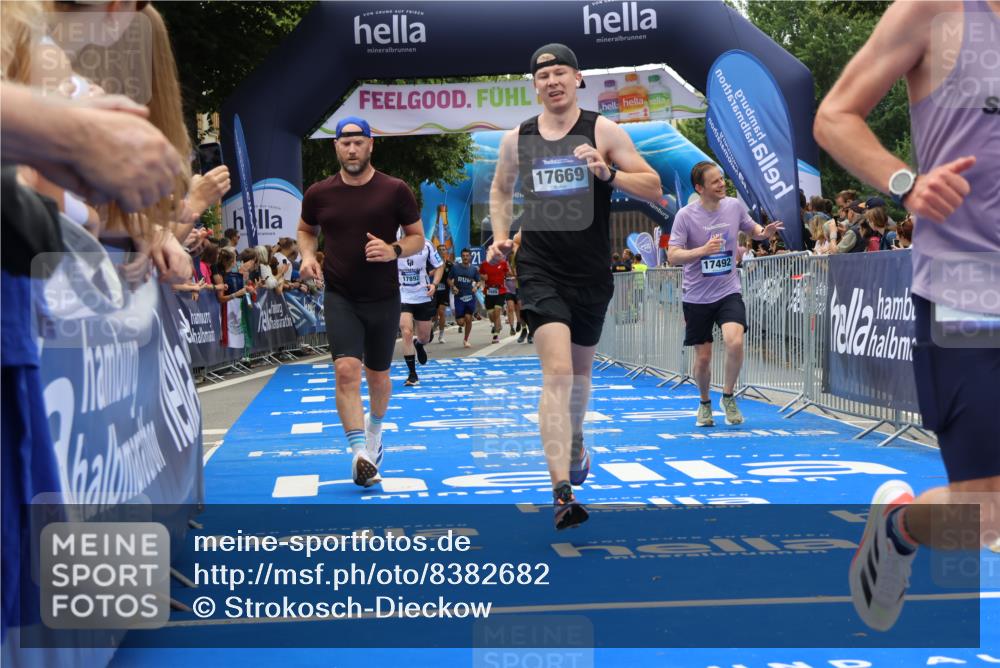 29.06.2025 - hella hamburg halbmarathon Strokosch-Dieckow http://msf.ph/oto/8382682 29.06.2025 10:46:48 Ziel 3976, 4091, 6630, 11858, 13940, 14385, 14541, 15900, 16175, 17172, 17353, 17492, 17669, 17743, 17865, 17892, 19105, 19128 meine-sportfotos.de