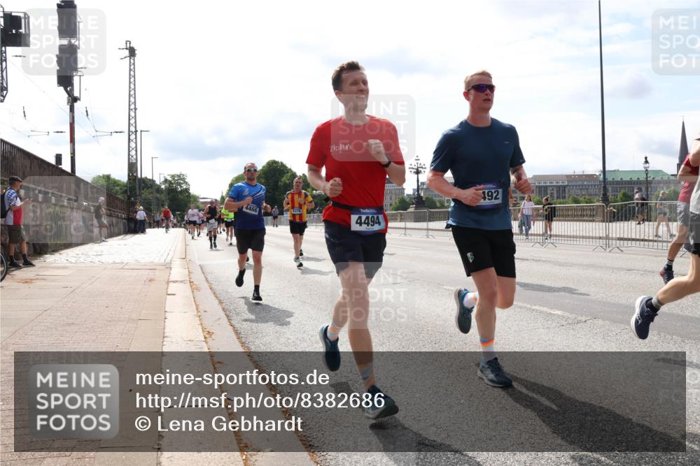 29.06.2025 - hella hamburg halbmarathon Lena Gebhardt http://msf.ph/oto/8382686 29.06.2025 10:15:38 Lombardsbrücke 4466, 6376, 4494, 192, 1440, 1524, 2110, 2720, 2989, 3167, 3417, 3650, 4007, 4466, 4492, 4494, 5069, 5271, 5739, 5986, 6317, 6376, 6576, 7452, 7809, 7810, 7941, 7942, 8256, 8746, 8885, 9192, 9307, 9423, 9657, 9675, 9847, 9997, 10108, 10608, 10775, 10858, 11774, 11783, 12427, 12457, 12469, 12521, 13179, 13197, 13453, 13500, 13818, 13951, 14413, 14423, 14550, 14552, 15150, 15307, 15740 meine-sportfotos.de