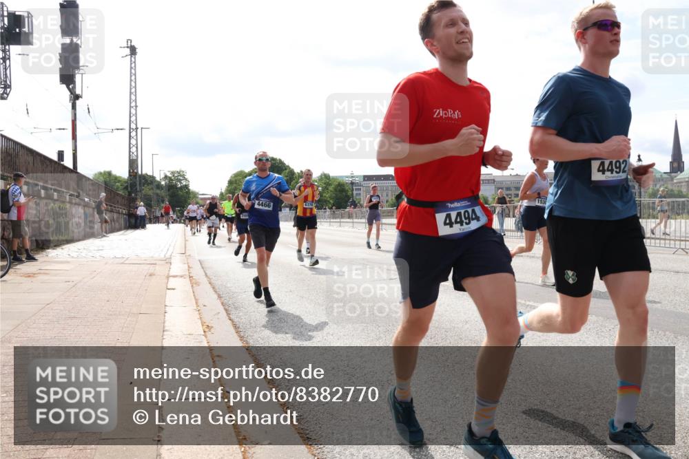 29.06.2025 - hella hamburg halbmarathon Lena Gebhardt http://msf.ph/oto/8382770 29.06.2025 10:15:38 Lombardsbrücke 4466, 6376, 4494, 1530, 4492, 1440, 1524, 2110, 2720, 2989, 3167, 3417, 3650, 4007, 4466, 4492, 4494, 5069, 5271, 5739, 5986, 6317, 6376, 6576, 7452, 7809, 7810, 7941, 7942, 8256, 8746, 8885, 9192, 9307, 9423, 9657, 9675, 9847, 9997, 10108, 10608, 10775, 10858, 11774, 11783, 12427, 12457, 12469, 12521, 13179, 13197, 13453, 13500, 13818, 13951, 14413, 14423, 14550, 14552, 15150, 15307, 15740 meine-sportfotos.de