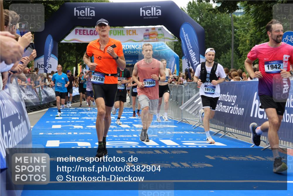 29.06.2025 - hella hamburg halbmarathon Strokosch-Dieckow http://msf.ph/oto/8382904 29.06.2025 10:46:41 Ziel 1920, 1942, 3976, 6630, 9051, 11858, 13525, 13554, 13940, 14541, 15026, 15133, 15714, 15900, 16175, 17353, 17669, 17743, 17865, 18297, 19128 meine-sportfotos.de