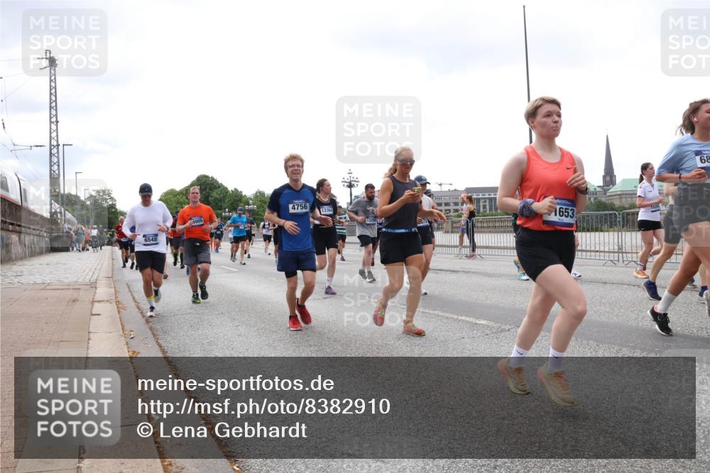 29.06.2025 - hella hamburg halbmarathon Lena Gebhardt http://msf.ph/oto/8382910 29.06.2025 10:40:22 Lombardsbrücke 6548, 4756, 12364, 3005, 13290, 1653, 68, 1018, 1037, 1058, 1076, 1291, 1586, 1691, 1899, 2019, 2042, 2109, 2254, 2515, 2572, 2762, 2763, 2866, 2888, 3237, 3293, 3295, 3515, 3607, 3808, 3810, 3882, 3883, 3884, 4173, 4271, 4411, 4471, 4756, 4906, 5059, 5113, 5229, 5263, 5351, 5352, 5654, 5702, 5877, 5901, 5975, 6076, 6097, 6229, 6278, 6280, 6363, 6463, 6548, 6673, 6698, 6750, 6866, 6876, 6890, 6920, 7045, 7108, 7174, 7455, 7456, 7675, 7850, 7956, 8307, 8378, 8391 meine-sportfotos.de