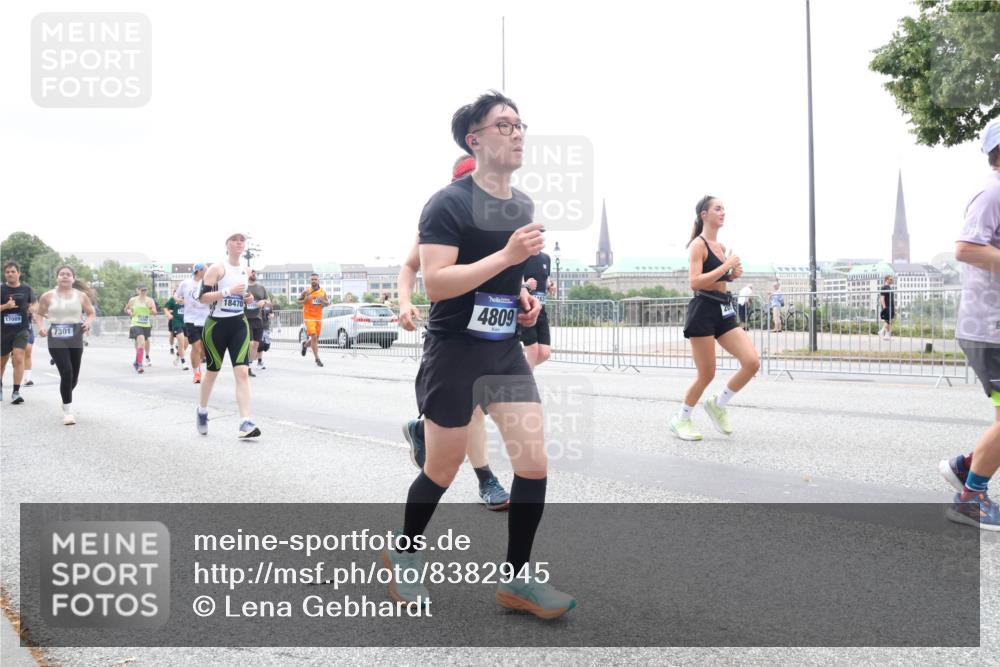 29.06.2025 - hella hamburg halbmarathon Lena Gebhardt http://msf.ph/oto/8382945 29.06.2025 10:49:36 Lombardsbrücke 17089, 7301, 18470, 4809, 1040, 1041, 1525, 1625, 1805, 1888, 2067, 2212, 2395, 2466, 2527, 2541, 2668, 2713, 2862, 2927, 2997, 3070, 3183, 3232, 3383, 3943, 4403, 4525, 4527, 4589, 4769, 4809, 5076, 5106, 5118, 5463, 5552, 5694, 6191, 6694, 6979, 6989, 7301, 7305, 7339, 7366, 7650, 7679, 7931, 7936, 8065, 8549, 9162, 9245, 9261, 10033, 10038, 10130, 10333, 10403, 10479, 10704, 10782, 10785, 11031, 11558, 11631, 12124, 12388, 13764, 14545, 14692 meine-sportfotos.de