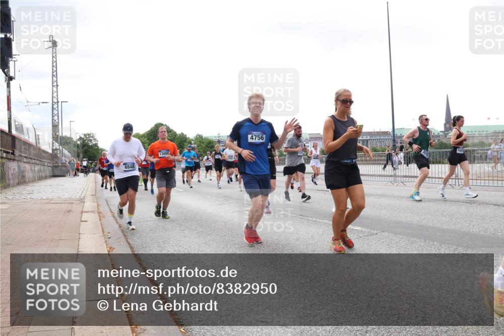 29.06.2025 - hella hamburg halbmarathon Lena Gebhardt http://msf.ph/oto/8382950 29.06.2025 10:40:23 Lombardsbrücke 6548, 13005, 4756, 1329, 1018, 1037, 1058, 1076, 1291, 1586, 1691, 1899, 2019, 2042, 2109, 2206, 2254, 2515, 2572, 2762, 2763, 2866, 2888, 3237, 3293, 3295, 3515, 3607, 3808, 3810, 4173, 4271, 4411, 4471, 4612, 4756, 4906, 5059, 5113, 5229, 5263, 5351, 5352, 5654, 5702, 5877, 5901, 5975, 6076, 6097, 6229, 6278, 6280, 6363, 6463, 6548, 6673, 6698, 6750, 6866, 6876, 6890, 6920, 7108, 7174, 7455, 7456, 7675, 7850, 7956, 8307, 8378, 8391 meine-sportfotos.de