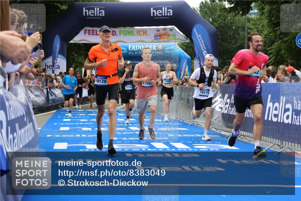29.06.2025 - hella hamburg halbmarathon Strokosch-Dieckow http://msf.ph/oto/8383049 29.06.2025 10:46:41 Ziel 1920, 1942, 3976, 6630, 9051, 11858, 13525, 13554, 13940, 14541, 15026, 15133, 15714, 15900, 16175, 17353, 17669, 17743, 17865, 18297, 19128 meine-sportfotos.de