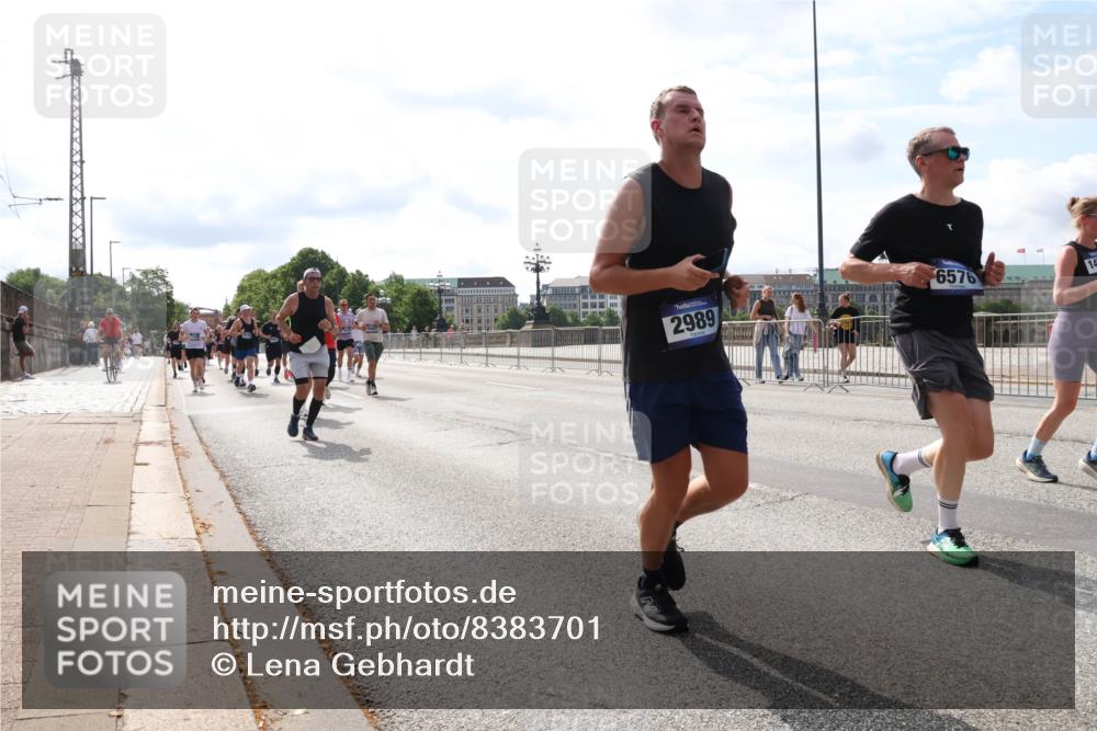 29.06.2025 - hella hamburg halbmarathon Lena Gebhardt http://msf.ph/oto/8383701 29.06.2025 10:15:42 Lombardsbrücke 2989, 6576, 1440, 1524, 2076, 2110, 2720, 2989, 3167, 3417, 3650, 4007, 4466, 4492, 4494, 5069, 5271, 5423, 5739, 5986, 6376, 6576, 7452, 7809, 7810, 7897, 7941, 7942, 8256, 8554, 8746, 8885, 9192, 9307, 9423, 9657, 9675, 9847, 9997, 10108, 10608, 10775, 10858, 11113, 11303, 11478, 11774, 11783, 11818, 12427, 12457, 12469, 12521, 13179, 13197, 13453, 13500, 13818, 13951, 14413, 14423, 14550, 14552, 15150, 15307, 15740 meine-sportfotos.de