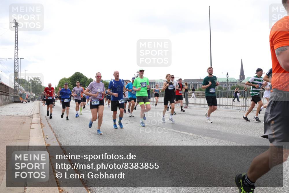 29.06.2025 - hella hamburg halbmarathon Lena Gebhardt http://msf.ph/oto/8383855 29.06.2025 10:40:25 Lombardsbrücke 5113, 5351, 5352, 1018, 13410, 13466, 1018, 1037, 1058, 1076, 1291, 1691, 2019, 2042, 2109, 2173, 2206, 2254, 2515, 2572, 2762, 2763, 2866, 2888, 3237, 3293, 3295, 3515, 3607, 3808, 3810, 4044, 4173, 4271, 4411, 4471, 4612, 4756, 4906, 5059, 5113, 5229, 5263, 5351, 5352, 5702, 5877, 5901, 5975, 6076, 6097, 6163, 6229, 6278, 6280, 6363, 6463, 6548, 6673, 6750, 6866, 6876, 6890, 6920, 7108, 7174, 7455, 7456, 7675, 7850, 7956, 8307, 8378, 8391 meine-sportfotos.de