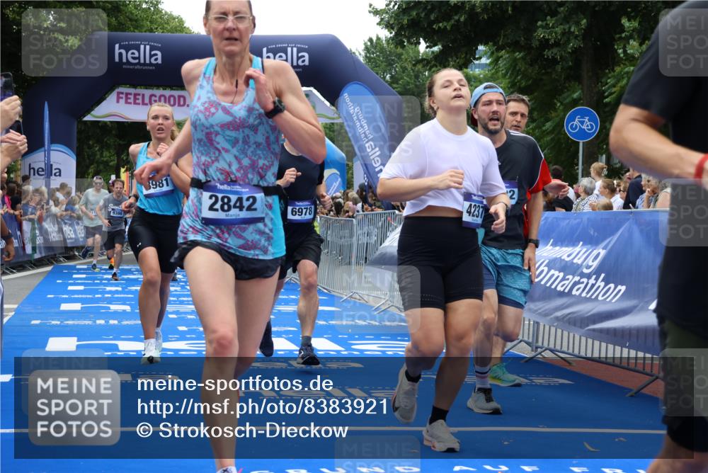 29.06.2025 - hella hamburg halbmarathon Strokosch-Dieckow http://msf.ph/oto/8383921 29.06.2025 10:46:27 Ziel 1600, 2222, 2842, 4237, 4497, 5459, 6421, 6978, 7335, 8142, 8482, 8981, 9232, 9386, 9529, 9786, 11185, 11773, 12171, 12651, 12891, 13525, 13698, 14045, 14228, 14482, 15157, 15206, 16127, 17281, 17461, 18211, 18637, 18882, 19209 meine-sportfotos.de