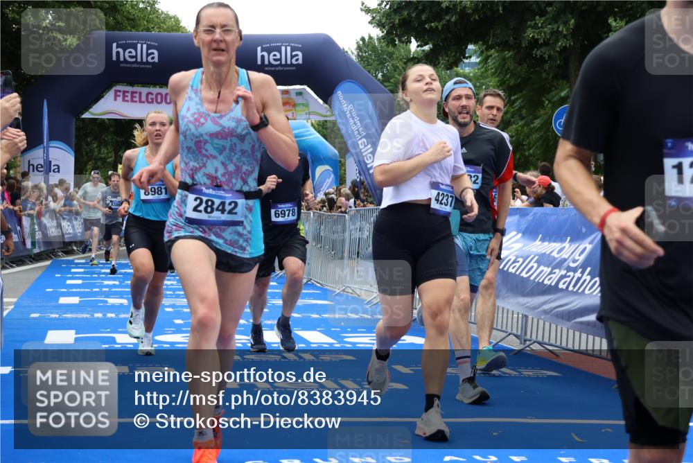 29.06.2025 - hella hamburg halbmarathon Strokosch-Dieckow http://msf.ph/oto/8383945 29.06.2025 10:46:27 Ziel 1600, 2222, 2842, 4237, 4497, 5459, 6421, 6978, 7335, 8142, 8482, 8981, 9232, 9386, 9529, 9786, 11185, 11773, 12171, 12651, 12891, 13525, 13698, 14045, 14228, 14482, 15157, 15206, 16127, 17281, 17461, 18211, 18637, 18882, 19209 meine-sportfotos.de
