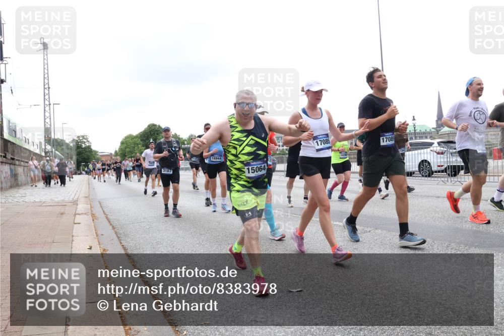 29.06.2025 - hella hamburg halbmarathon Lena Gebhardt http://msf.ph/oto/8383978 29.06.2025 10:49:40 Lombardsbrücke 3183, 16944, 15064, 17085, 14390, 17089, 1040, 1041, 1511, 1525, 1625, 1805, 1888, 2067, 2212, 2466, 2527, 2541, 2668, 2862, 2927, 2997, 3070, 3183, 3232, 3383, 3943, 4525, 4527, 4589, 4769, 4809, 4870, 5076, 5106, 5463, 5552, 5694, 6191, 6694, 6989, 7301, 7305, 7339, 7366, 7650, 7679, 7931, 7936, 8065, 8549, 9015, 9162, 9245, 9261, 10033, 10038, 10130, 10333, 10403, 10479, 10683, 10704, 10782, 10785, 11558, 11631, 12124, 12388, 13764, 14545, 14692 meine-sportfotos.de