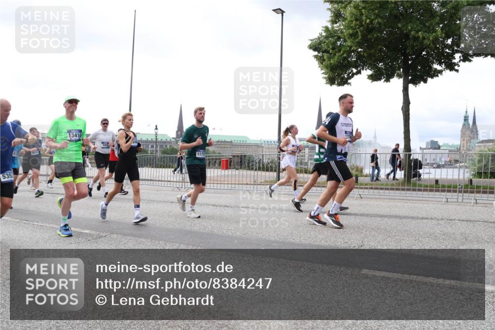 29.06.2025 - hella hamburg halbmarathon Lena Gebhardt http://msf.ph/oto/8384247 29.06.2025 10:40:26 Lombardsbrücke 5352, 018, 18101, 13410, 103, 11717, 1276, 1018, 1037, 1058, 1076, 1291, 1691, 2019, 2042, 2109, 2173, 2206, 2254, 2515, 2572, 2762, 2763, 2866, 2888, 3237, 3293, 3295, 3306, 3515, 3607, 3808, 3810, 4044, 4173, 4271, 4411, 4471, 4612, 4756, 4906, 4972, 5059, 5113, 5229, 5263, 5351, 5352, 5702, 5877, 5901, 5975, 6076, 6097, 6163, 6229, 6278, 6280, 6363, 6463, 6548, 6673, 6750, 6866, 6876, 6890, 6920, 7108, 7174, 7455, 7675, 7850, 7956, 8307, 8378, 8391 meine-sportfotos.de
