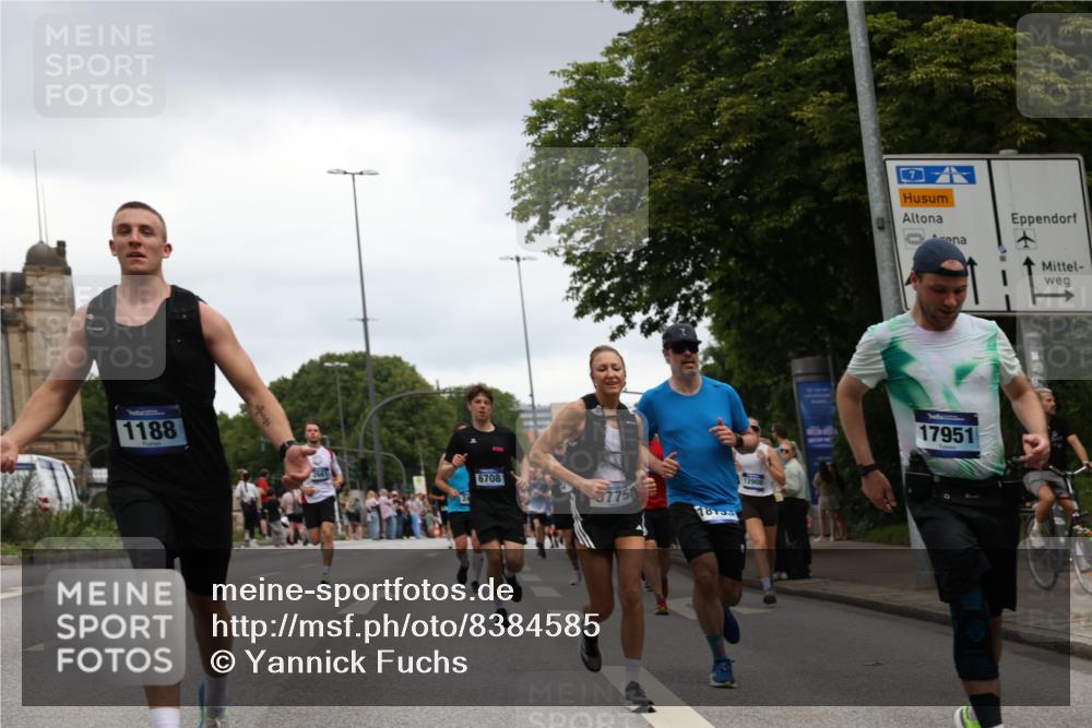 29.06.2025 - hella hamburg halbmarathon Yannick Fuchs http://msf.ph/oto/8384585 29.06.2025 10:55:09 20KM 1188, 1453, 1823, 2426, 2661, 3698, 5379, 5602, 5603, 5613, 5775, 6674, 6708, 6921, 7250, 7306, 7759, 7761, 8177, 8483, 9071, 9453, 9611, 9984, 10295, 10882, 11515, 12377, 12789, 12908, 13459, 13516, 13558, 15008, 16621, 17145, 17181, 17226, 17670, 17951, 18133, 18757, 19242 meine-sportfotos.de