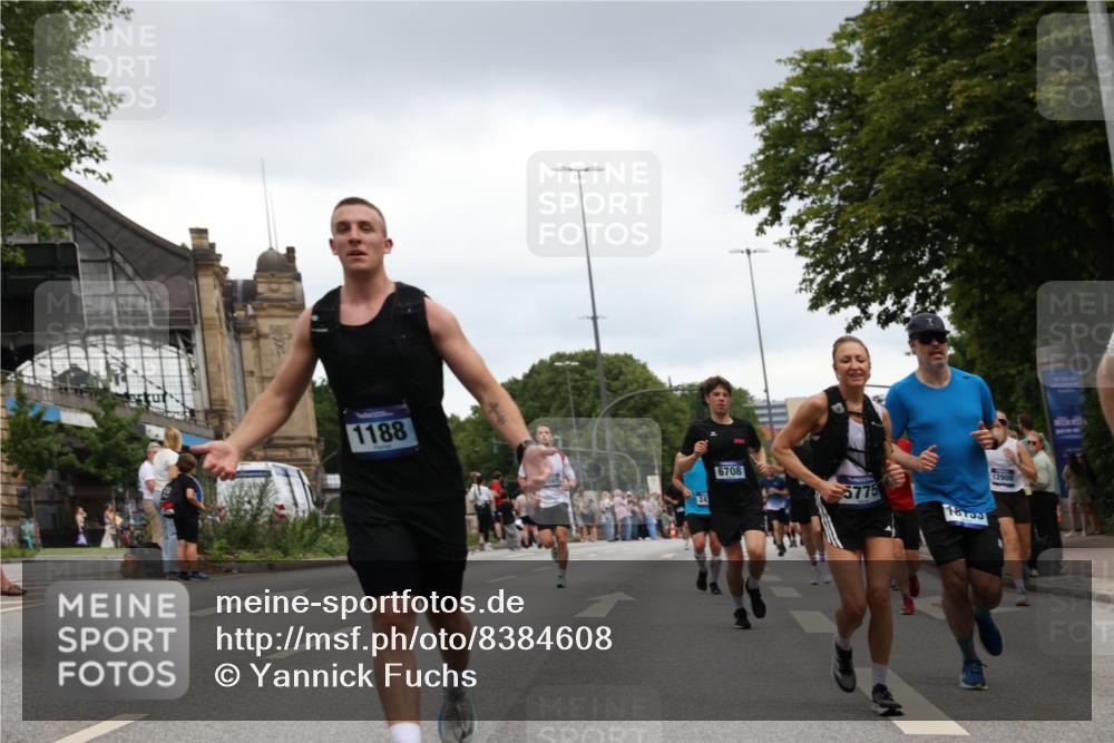 29.06.2025 - hella hamburg halbmarathon Yannick Fuchs http://msf.ph/oto/8384608 29.06.2025 10:55:09 20KM 1188, 1453, 1823, 2426, 2661, 3698, 5379, 5602, 5603, 5613, 5775, 6674, 6708, 6921, 7250, 7306, 7759, 7761, 8177, 8483, 9071, 9453, 9611, 9984, 10295, 10882, 11515, 12377, 12789, 12908, 13459, 13516, 13558, 15008, 16621, 17145, 17181, 17226, 17670, 17951, 18133, 18757, 19242 meine-sportfotos.de