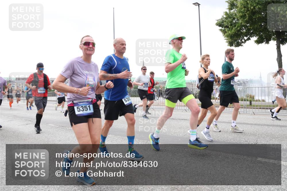 29.06.2025 - hella hamburg halbmarathon Lena Gebhardt http://msf.ph/oto/8384630 29.06.2025 10:40:27 Lombardsbrücke 839, 16681, 5351, 535, 1037, 13466, 11, 1018, 1037, 1058, 1291, 1323, 1691, 2019, 2042, 2109, 2173, 2206, 2254, 2515, 2572, 2762, 2763, 2866, 2888, 3237, 3293, 3295, 3306, 3515, 3607, 3808, 3810, 4044, 4173, 4271, 4411, 4471, 4612, 4756, 4906, 4972, 5059, 5113, 5263, 5351, 5352, 5702, 5877, 5901, 5975, 6076, 6097, 6163, 6229, 6278, 6280, 6363, 6463, 6548, 6673, 6750, 6866, 6876, 6890, 6920, 7108, 7174, 7675, 7850, 7956, 8307, 8378, 8391 meine-sportfotos.de