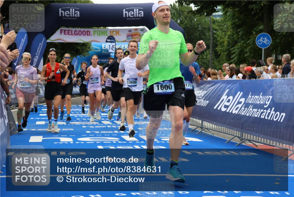 29.06.2025 - hella hamburg halbmarathon Strokosch-Dieckow http://msf.ph/oto/8384631 29.06.2025 10:46:21 Ziel 1600, 2048, 2222, 2842, 3056, 4237, 4949, 6421, 6691, 6978, 7335, 8142, 8981, 9497, 9786, 11185, 11773, 12171, 12651, 12891, 13698, 14045, 14200, 14228, 14262, 14482, 15157, 16127, 17190, 18118, 18211, 18637, 19209 meine-sportfotos.de