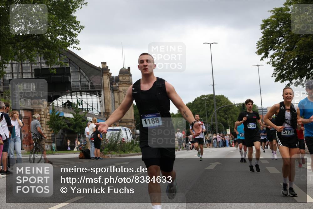 29.06.2025 - hella hamburg halbmarathon Yannick Fuchs http://msf.ph/oto/8384633 29.06.2025 10:55:09 20KM 1188, 1453, 1823, 2426, 2661, 3698, 5379, 5602, 5603, 5613, 5775, 6674, 6708, 6921, 7250, 7306, 7759, 7761, 8177, 8483, 9071, 9453, 9611, 9984, 10295, 10882, 11515, 12377, 12789, 12908, 13459, 13516, 13558, 15008, 16621, 17145, 17181, 17226, 17670, 17951, 18133, 18757, 19242 meine-sportfotos.de