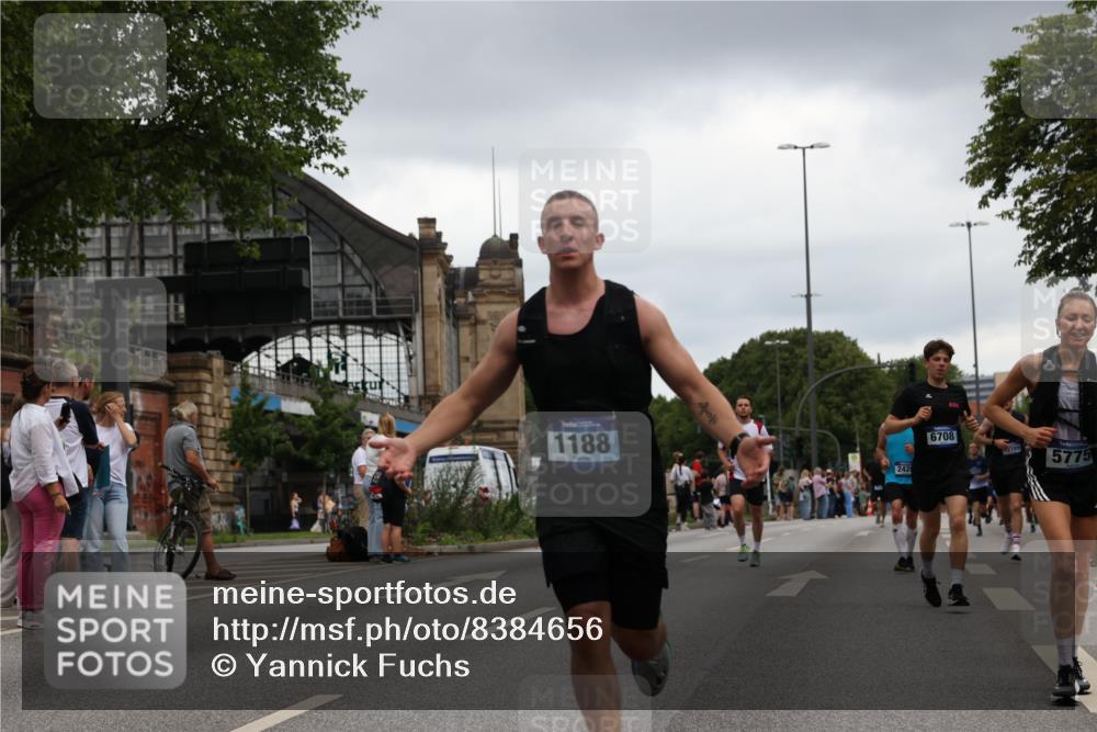29.06.2025 - hella hamburg halbmarathon Yannick Fuchs http://msf.ph/oto/8384656 29.06.2025 10:55:09 20KM 1188, 1453, 1823, 2426, 2661, 3698, 5379, 5602, 5603, 5613, 5775, 6674, 6708, 6921, 7250, 7306, 7759, 7761, 8177, 8483, 9071, 9453, 9611, 9984, 10295, 10882, 11515, 12377, 12789, 12908, 13459, 13516, 13558, 15008, 16621, 17145, 17181, 17226, 17670, 17951, 18133, 18757, 19242 meine-sportfotos.de