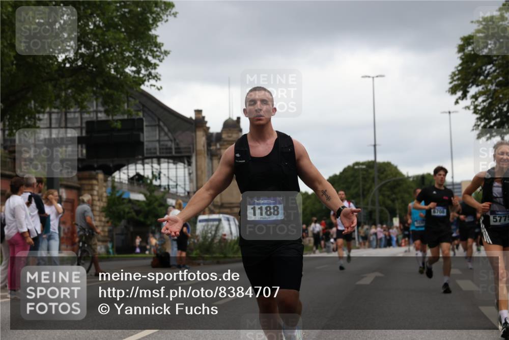29.06.2025 - hella hamburg halbmarathon Yannick Fuchs http://msf.ph/oto/8384707 29.06.2025 10:55:10 20KM 1188, 1453, 1823, 2426, 2661, 3698, 5379, 5602, 5603, 5613, 5775, 6674, 6708, 6921, 7250, 7306, 7759, 7761, 8177, 8483, 9071, 9453, 9611, 9752, 9984, 10295, 10882, 11515, 12377, 12789, 12908, 13459, 13516, 13558, 15008, 16621, 17145, 17181, 17226, 17670, 17951, 18133, 18757, 19242 meine-sportfotos.de
