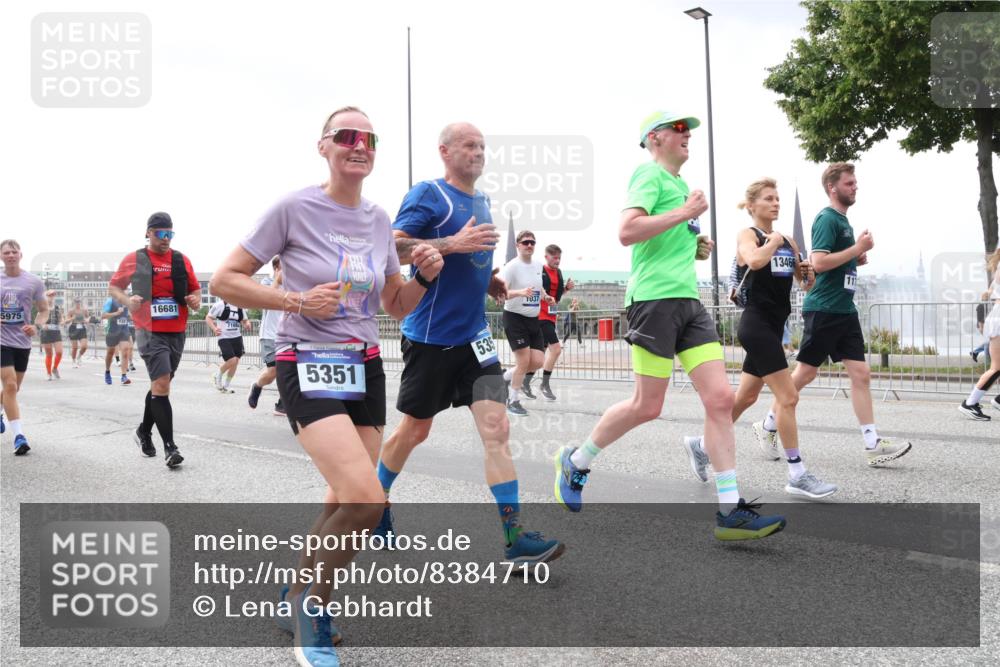 29.06.2025 - hella hamburg halbmarathon Lena Gebhardt http://msf.ph/oto/8384710 29.06.2025 10:40:27 Lombardsbrücke 5975, 16681, 5351, 539, 037, 13466, 11, 1018, 1037, 1058, 1291, 1323, 1691, 2019, 2042, 2109, 2173, 2206, 2254, 2515, 2572, 2762, 2763, 2866, 2888, 3237, 3293, 3295, 3306, 3515, 3607, 3808, 3810, 4044, 4173, 4271, 4411, 4471, 4612, 4756, 4906, 4972, 5059, 5113, 5263, 5351, 5352, 5702, 5877, 5901, 5975, 6076, 6097, 6163, 6229, 6278, 6280, 6363, 6463, 6548, 6673, 6750, 6866, 6876, 6890, 6920, 7108, 7174, 7675, 7850, 7956, 8307, 8378, 8391 meine-sportfotos.de