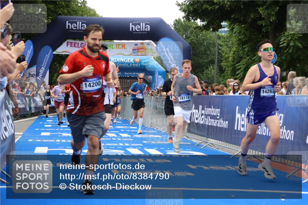 29.06.2025 - hella hamburg halbmarathon Strokosch-Dieckow http://msf.ph/oto/8384790 29.06.2025 10:46:19 Ziel 1569, 1600, 2048, 2222, 2590, 2842, 3056, 4237, 4949, 6388, 6421, 6691, 6978, 7335, 8142, 8981, 9497, 10796, 11185, 11773, 12171, 12651, 12891, 13698, 14045, 14200, 14228, 14262, 14482, 15157, 16127, 17190, 18118, 18211, 18637, 19209 meine-sportfotos.de