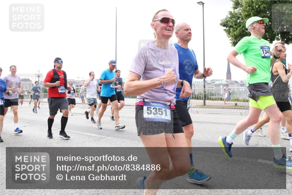 29.06.2025 - hella hamburg halbmarathon Lena Gebhardt http://msf.ph/oto/8384886 29.06.2025 10:40:28 Lombardsbrücke 1668, 101, 18101, 3, 5351, 134, 1018, 1037, 1058, 1075, 1291, 1323, 1691, 2019, 2042, 2109, 2173, 2206, 2254, 2515, 2572, 2762, 2763, 2866, 2888, 3121, 3237, 3293, 3295, 3306, 3515, 3607, 3808, 3810, 4044, 4173, 4271, 4411, 4471, 4612, 4756, 4906, 4972, 5059, 5113, 5263, 5351, 5352, 5702, 5877, 5901, 5975, 6076, 6097, 6163, 6229, 6278, 6280, 6363, 6463, 6548, 6673, 6750, 6866, 6876, 6890, 6920, 7108, 7174, 7675, 7850, 7956, 8307, 8378, 8391 meine-sportfotos.de