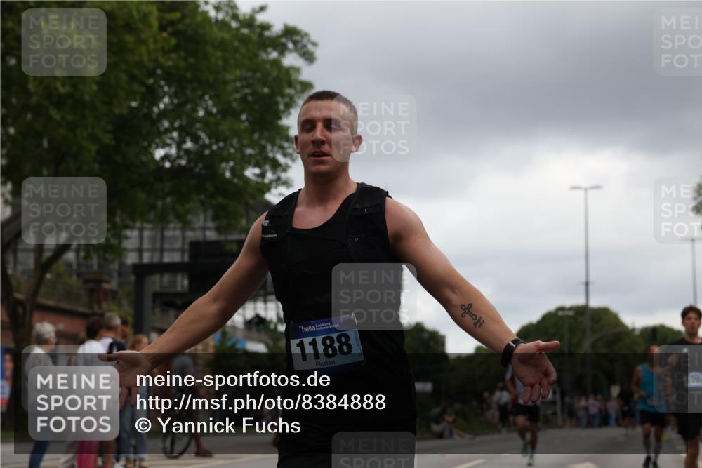 29.06.2025 - hella hamburg halbmarathon Yannick Fuchs http://msf.ph/oto/8384888 29.06.2025 10:55:10 20KM 1188, 1453, 1823, 2426, 2661, 3698, 5379, 5602, 5603, 5613, 5775, 6674, 6708, 6921, 7250, 7306, 7759, 7761, 8177, 8483, 9071, 9453, 9611, 9752, 9984, 10295, 10882, 11515, 12377, 12789, 12908, 13459, 13516, 13558, 15008, 16621, 17145, 17181, 17226, 17670, 17951, 18133, 18757, 19242 meine-sportfotos.de