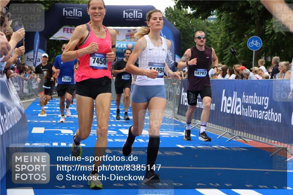 29.06.2025 - hella hamburg halbmarathon Strokosch-Dieckow http://msf.ph/oto/8385147 29.06.2025 10:46:12 Ziel 1569, 1759, 2048, 2590, 2707, 3056, 3087, 4949, 6388, 6691, 7450, 7961, 9497, 10796, 11094, 11125, 14200, 14262, 16136, 16466, 16475, 17190, 18118, 18702, 18797 meine-sportfotos.de