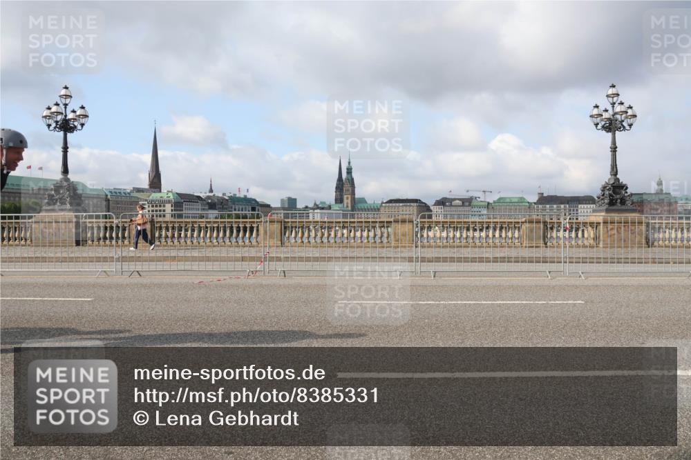 29.06.2025 - hella hamburg halbmarathon Lena Gebhardt http://msf.ph/oto/8385331 29.06.2025 08:52:53 Lombardsbrücke  meine-sportfotos.de