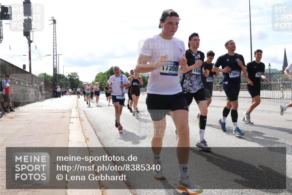 29.06.2025 - hella hamburg halbmarathon Lena Gebhardt http://msf.ph/oto/8385340 29.06.2025 10:15:48 Lombardsbrücke 13179, 145, 17350, 1598, 15710, 32, 13951, 15570, 1156, 1308, 1440, 1651, 2071, 2076, 2110, 2165, 2436, 2720, 2989, 3167, 3417, 4007, 4466, 4492, 4494, 4828, 5069, 5423, 5739, 6376, 6576, 7809, 7810, 7897, 7941, 7942, 8169, 8554, 8746, 8885, 9192, 9307, 9423, 9657, 9675, 9784, 9997, 10108, 10608, 10775, 10858, 11113, 11303, 11478, 11774, 11783, 11818, 12427, 12457, 12469, 12521, 13179, 13197, 13453, 13500, 13818, 13951, 14413, 14423, 14550, 14552, 15150, 15307, 15740 meine-sportfotos.de
