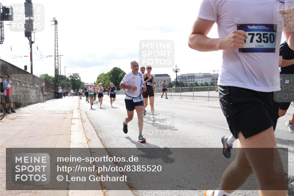 29.06.2025 - hella hamburg halbmarathon Lena Gebhardt http://msf.ph/oto/8385520 29.06.2025 10:15:48 Lombardsbrücke 13179, 14, 7350, 32, 1156, 1308, 1440, 1651, 2071, 2076, 2110, 2165, 2436, 2720, 2989, 3167, 3417, 4007, 4466, 4492, 4494, 4828, 5069, 5423, 5739, 6376, 6576, 7809, 7810, 7897, 7941, 7942, 8169, 8554, 8746, 8885, 9192, 9307, 9423, 9657, 9675, 9784, 9997, 10108, 10608, 10775, 10858, 11113, 11303, 11478, 11774, 11783, 11818, 12427, 12457, 12469, 12521, 13179, 13197, 13453, 13500, 13818, 13951, 14413, 14423, 14550, 14552, 15150, 15307, 15740 meine-sportfotos.de