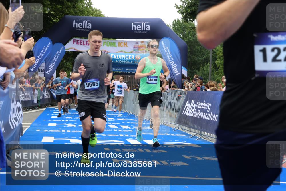 29.06.2025 - hella hamburg halbmarathon Strokosch-Dieckow http://msf.ph/oto/8385681 29.06.2025 10:46:05 Ziel 1759, 2189, 2707, 3087, 5648, 6460, 7450, 7961, 8269, 9585, 11094, 11125, 11936, 12269, 13630, 14462, 14804, 16136, 16466, 16475, 18081, 18702, 18797 meine-sportfotos.de