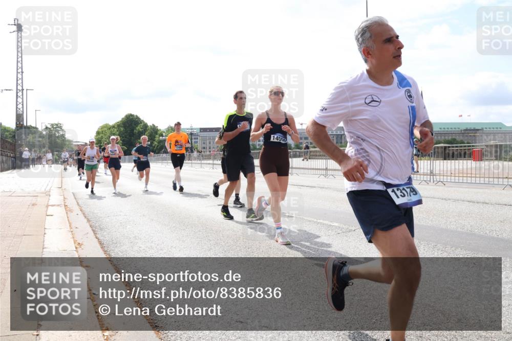 29.06.2025 - hella hamburg halbmarathon Lena Gebhardt http://msf.ph/oto/8385836 29.06.2025 10:15:49 Lombardsbrücke 14550, 13779, 1156, 1308, 1440, 1651, 2071, 2076, 2110, 2165, 2436, 2720, 2989, 3167, 3417, 4007, 4466, 4492, 4494, 4828, 5069, 5423, 5739, 6376, 6576, 7809, 7810, 7897, 7941, 7942, 8169, 8554, 8746, 8885, 9192, 9307, 9423, 9657, 9675, 9784, 10108, 10608, 10775, 10858, 11113, 11303, 11478, 11774, 11783, 11818, 12427, 12457, 12469, 12521, 13179, 13197, 13453, 13500, 13818, 13951, 14413, 14423, 14550, 14552, 15150, 15307, 15740 meine-sportfotos.de
