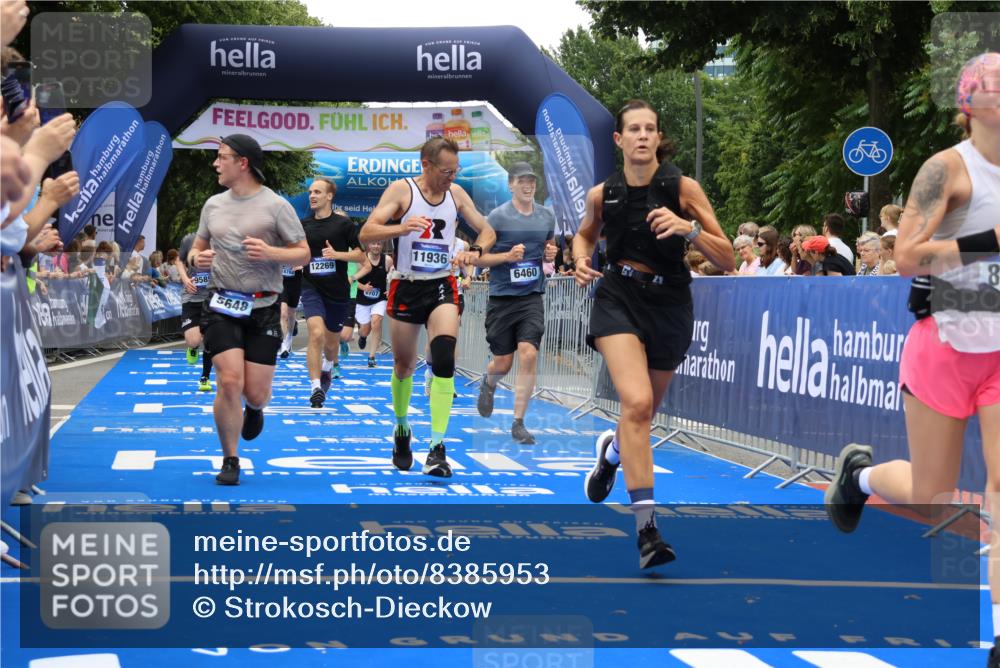29.06.2025 - hella hamburg halbmarathon Strokosch-Dieckow http://msf.ph/oto/8385953 29.06.2025 10:46:02 Ziel 1759, 2189, 2707, 3087, 4277, 5648, 6460, 7961, 8269, 8577, 8871, 9585, 11125, 11936, 12084, 12269, 13630, 14462, 14804, 16136, 16466, 16475, 17008, 18081, 18702, 19116 meine-sportfotos.de