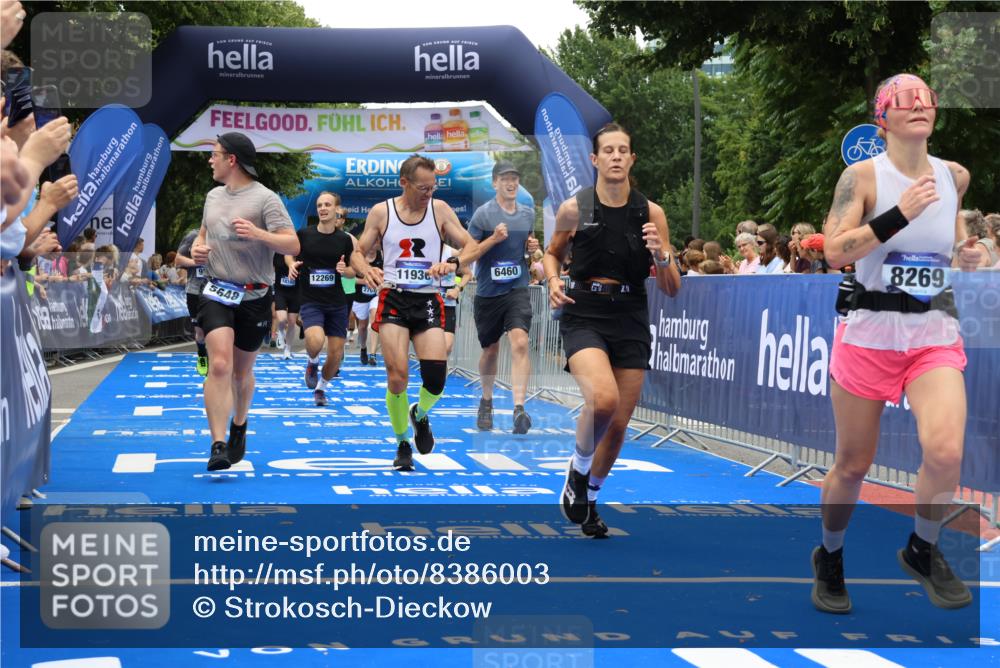 29.06.2025 - hella hamburg halbmarathon Strokosch-Dieckow http://msf.ph/oto/8386003 29.06.2025 10:46:01 Ziel 2189, 2707, 4277, 5648, 6460, 6532, 7961, 8269, 8577, 8871, 9585, 11125, 11936, 12084, 12269, 13630, 14462, 14804, 15149, 16136, 16466, 16475, 17008, 18081, 18702, 19116 meine-sportfotos.de