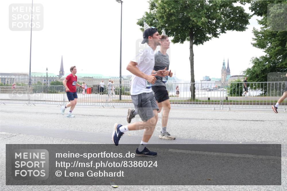 29.06.2025 - hella hamburg halbmarathon Lena Gebhardt http://msf.ph/oto/8386024 29.06.2025 10:49:44 Lombardsbrücke 103, 1719, 1040, 1041, 1487, 1511, 1525, 1625, 1805, 1888, 2067, 2212, 2466, 2527, 2668, 2862, 2997, 3183, 3232, 3383, 3943, 4525, 4527, 4589, 4769, 4809, 4870, 5076, 5106, 5463, 5552, 5694, 5749, 5751, 6191, 6694, 6989, 7301, 7305, 7339, 7366, 7650, 7679, 8065, 8549, 9015, 9162, 9261, 10130, 10333, 10403, 10479, 10683, 10704, 11558, 11631, 12124, 12388, 13309, 13764, 14545, 14692 meine-sportfotos.de