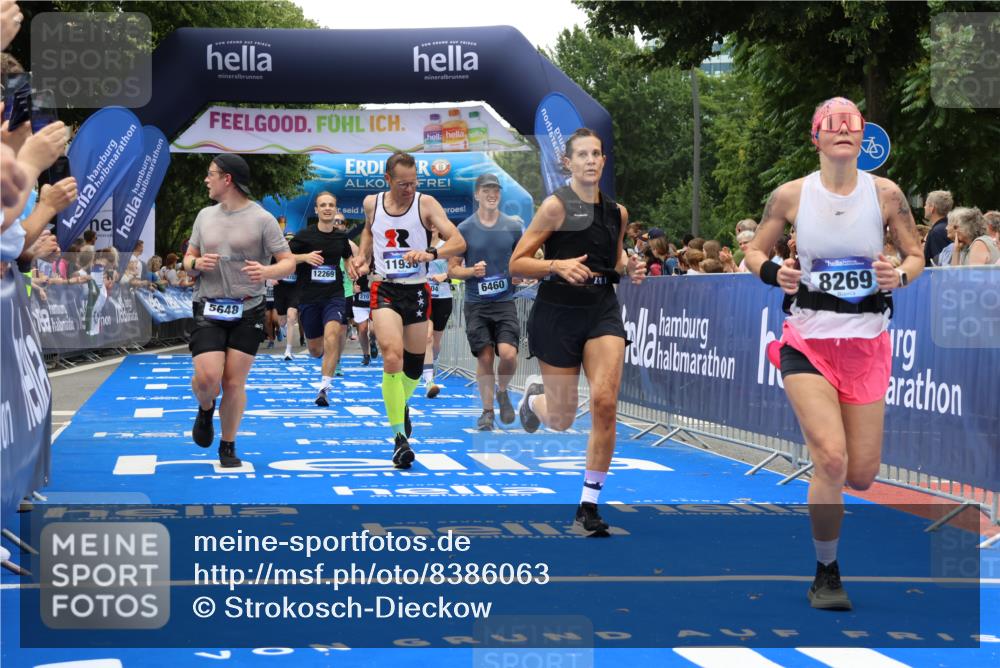 29.06.2025 - hella hamburg halbmarathon Strokosch-Dieckow http://msf.ph/oto/8386063 29.06.2025 10:46:01 Ziel 2189, 2707, 4277, 5648, 6460, 6532, 7961, 8269, 8577, 8871, 9585, 11125, 11936, 12084, 12269, 13630, 14462, 14804, 15149, 16136, 16466, 16475, 17008, 18081, 18702, 19116 meine-sportfotos.de
