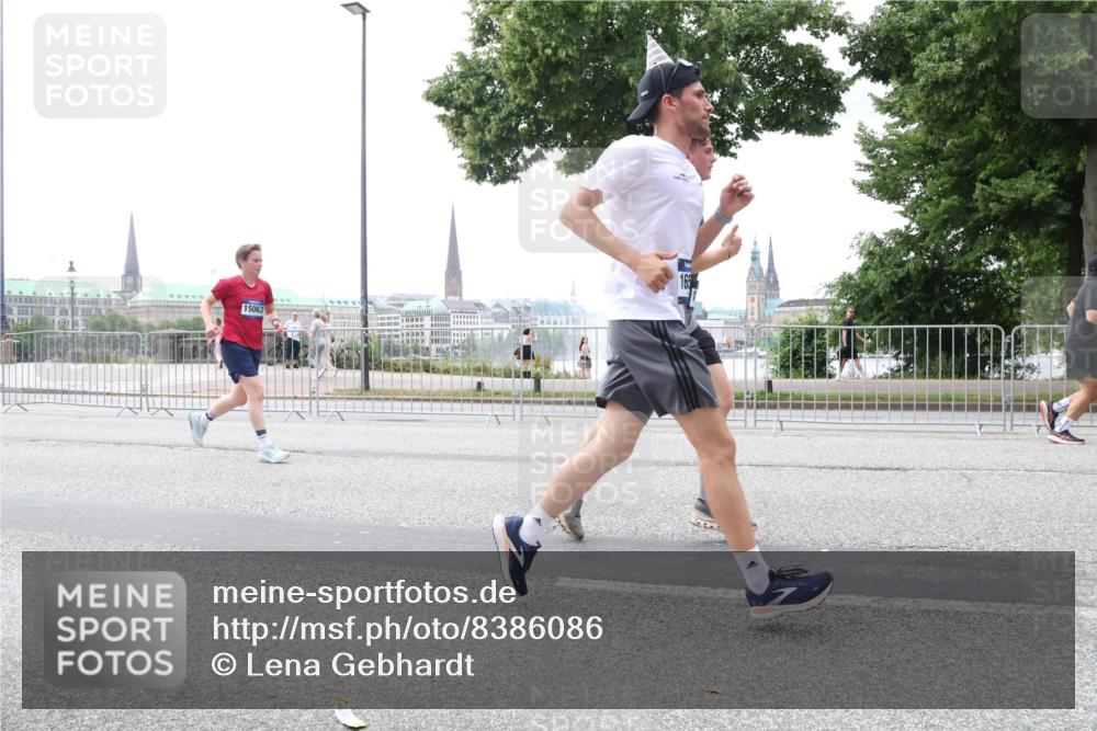 29.06.2025 - hella hamburg halbmarathon Lena Gebhardt http://msf.ph/oto/8386086 29.06.2025 10:49:44 Lombardsbrücke 15063, 1040, 1041, 1487, 1511, 1525, 1625, 1805, 1888, 2067, 2212, 2466, 2527, 2668, 2862, 2997, 3183, 3232, 3383, 3943, 4525, 4527, 4589, 4769, 4809, 4870, 5076, 5106, 5463, 5552, 5694, 5749, 5751, 6191, 6694, 6989, 7301, 7305, 7339, 7366, 7650, 7679, 8065, 8549, 9015, 9162, 9261, 10130, 10333, 10403, 10479, 10683, 10704, 11558, 11631, 12124, 12388, 13309, 13764, 14545, 14692 meine-sportfotos.de