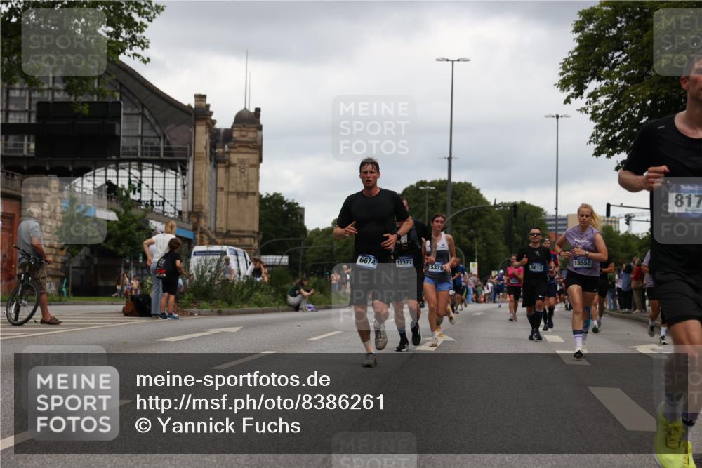 29.06.2025 - hella hamburg halbmarathon Yannick Fuchs http://msf.ph/oto/8386261 29.06.2025 10:55:20 20KM 1823, 2391, 2426, 2591, 4068, 5379, 5613, 5775, 5870, 6674, 7033, 7250, 7757, 8177, 8483, 8531, 9071, 9453, 9611, 9752, 9932, 9984, 10031, 10295, 10882, 11515, 12377, 12787, 12789, 12908, 13064, 13086, 13558, 14628, 15008, 16614, 17181, 17670, 18133 meine-sportfotos.de