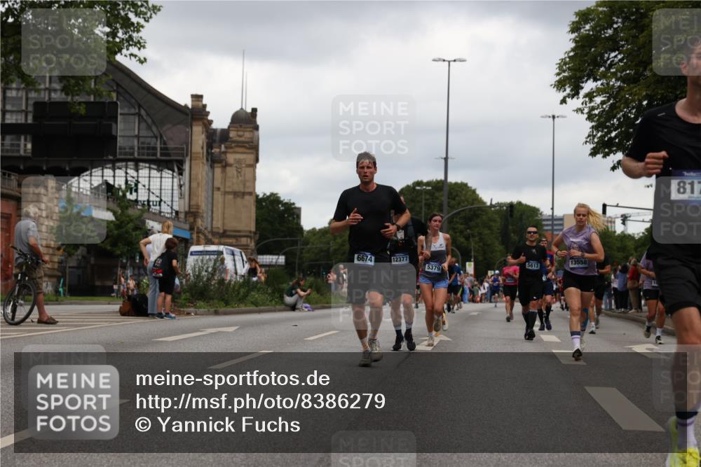 29.06.2025 - hella hamburg halbmarathon Yannick Fuchs http://msf.ph/oto/8386279 29.06.2025 10:55:20 20KM 1823, 2391, 2426, 2591, 4068, 5379, 5613, 5775, 5870, 6674, 7033, 7250, 7757, 8177, 8483, 8531, 9071, 9453, 9611, 9752, 9932, 9984, 10031, 10295, 10882, 11515, 12377, 12787, 12789, 12908, 13064, 13086, 13558, 14628, 15008, 16614, 17181, 17670, 18133 meine-sportfotos.de