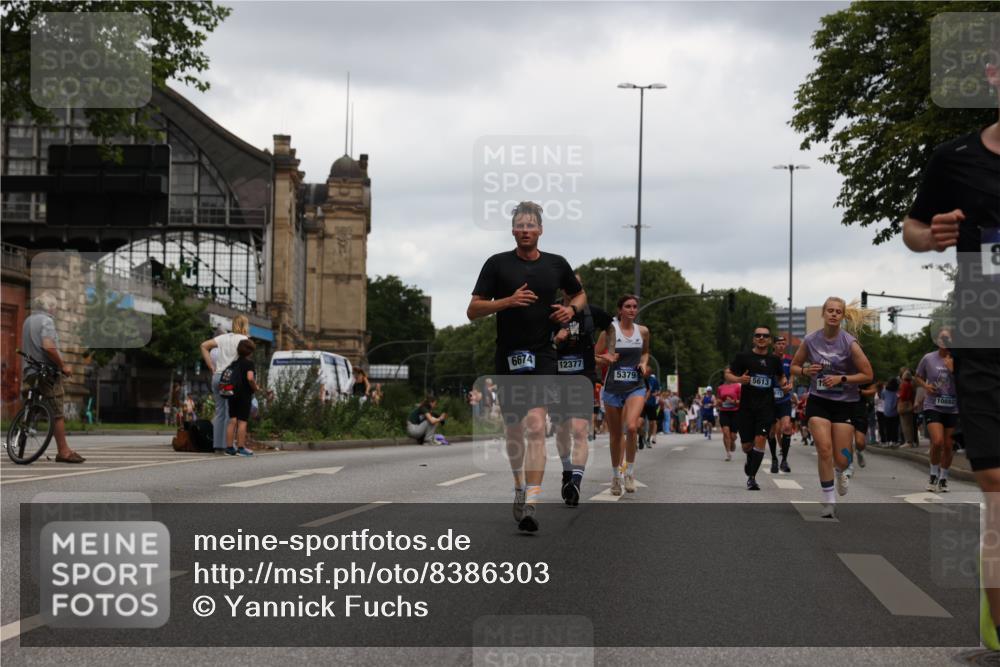 29.06.2025 - hella hamburg halbmarathon Yannick Fuchs http://msf.ph/oto/8386303 29.06.2025 10:55:20 20KM 1823, 2391, 2426, 2591, 4068, 5379, 5613, 5775, 5870, 6674, 7033, 7250, 7757, 8177, 8483, 8531, 9071, 9453, 9611, 9752, 9932, 9984, 10031, 10295, 10882, 11515, 12377, 12787, 12789, 12908, 13064, 13086, 13558, 14628, 15008, 16614, 17181, 17670, 18133 meine-sportfotos.de