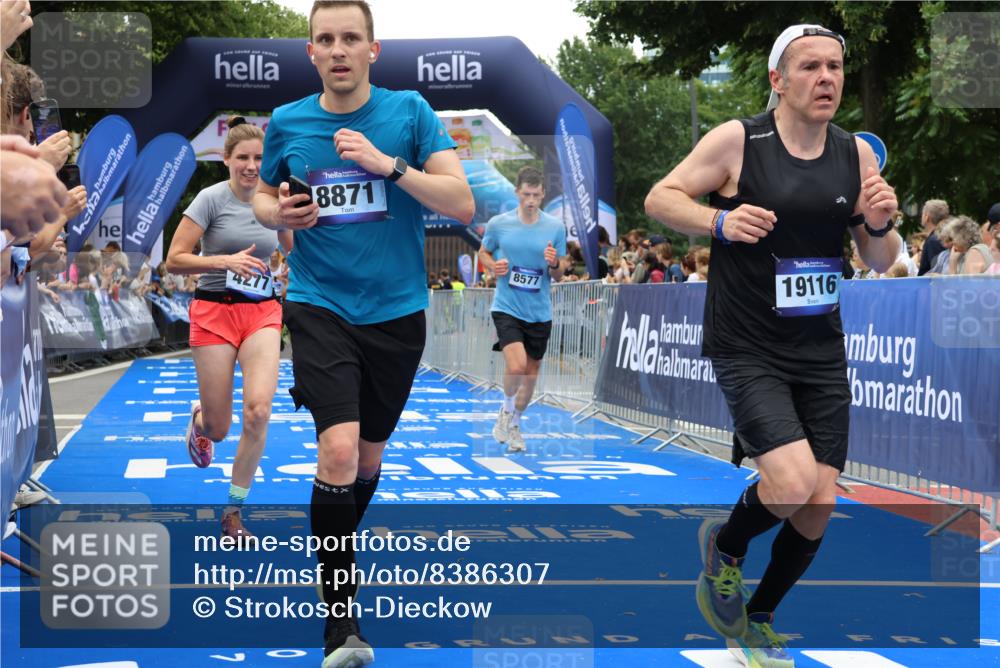 29.06.2025 - hella hamburg halbmarathon Strokosch-Dieckow http://msf.ph/oto/8386307 29.06.2025 10:45:56 Ziel 2189, 3477, 4277, 5648, 6460, 6532, 8269, 8577, 8871, 10792, 11821, 11936, 12084, 12269, 14462, 14804, 14911, 15149, 16624, 17008, 18081, 18185, 19116 meine-sportfotos.de