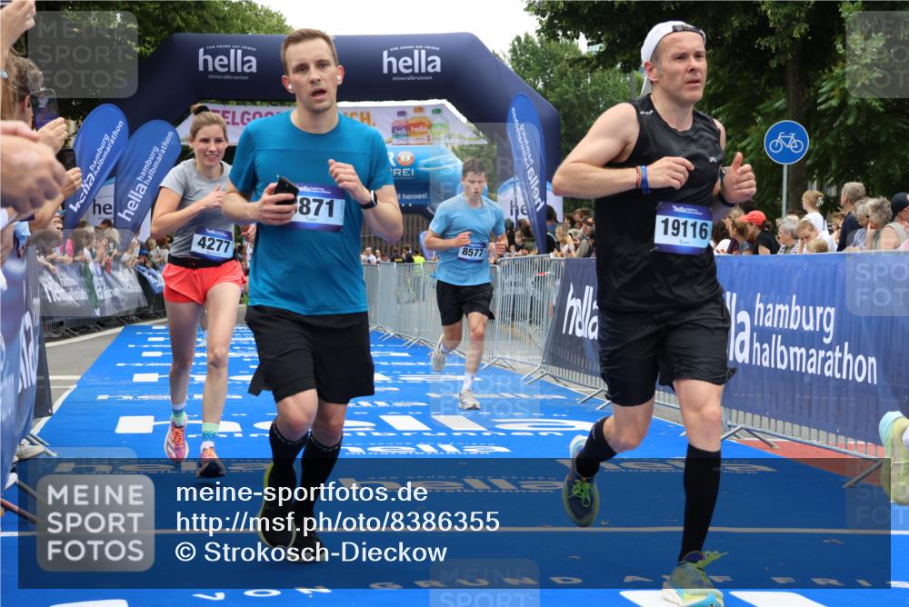 29.06.2025 - hella hamburg halbmarathon Strokosch-Dieckow http://msf.ph/oto/8386355 29.06.2025 10:45:56 Ziel 2189, 3477, 4277, 5648, 6460, 6532, 8269, 8577, 8871, 10792, 11821, 11936, 12084, 12269, 14462, 14804, 14911, 15149, 16624, 17008, 18081, 18185, 19116 meine-sportfotos.de