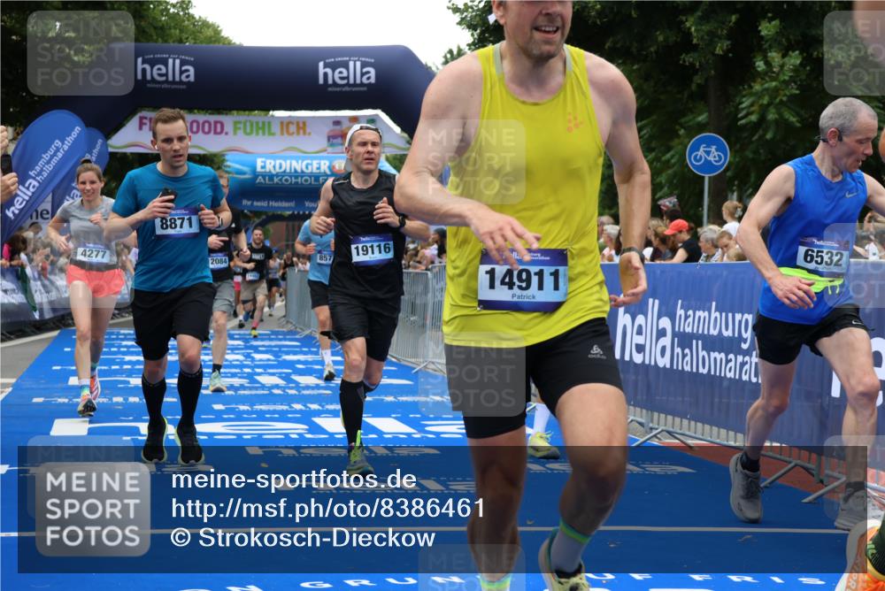 29.06.2025 - hella hamburg halbmarathon Strokosch-Dieckow http://msf.ph/oto/8386461 29.06.2025 10:45:55 Ziel 2189, 3477, 4277, 4345, 5648, 6532, 7385, 8269, 8577, 8871, 10792, 11821, 11936, 12084, 12269, 14462, 14911, 15149, 16624, 17008, 18081, 18185, 19116 meine-sportfotos.de